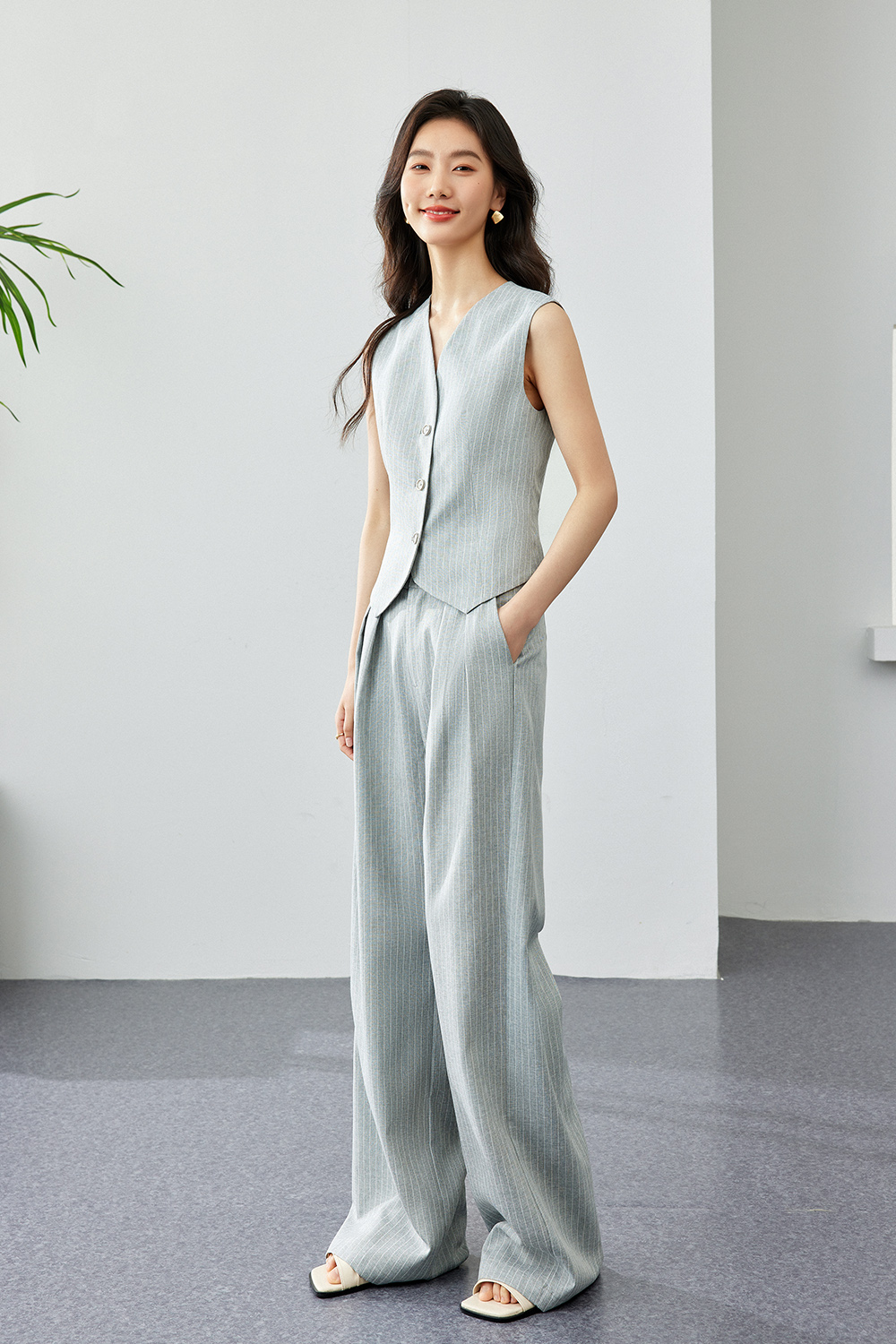 Sleeveless business commuting two-piece set
