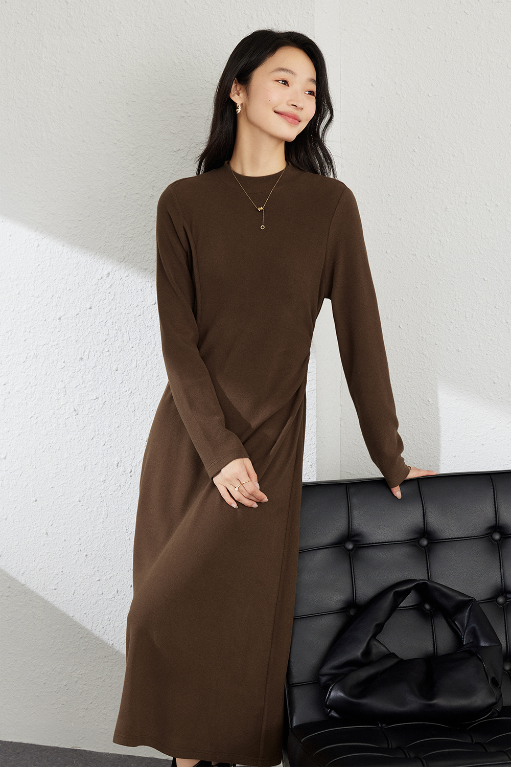 Commuting semi-high neck knitted dress