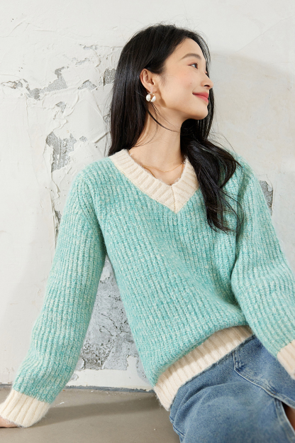 Gentle Contrasting Color V-Neck Knitted Sweater