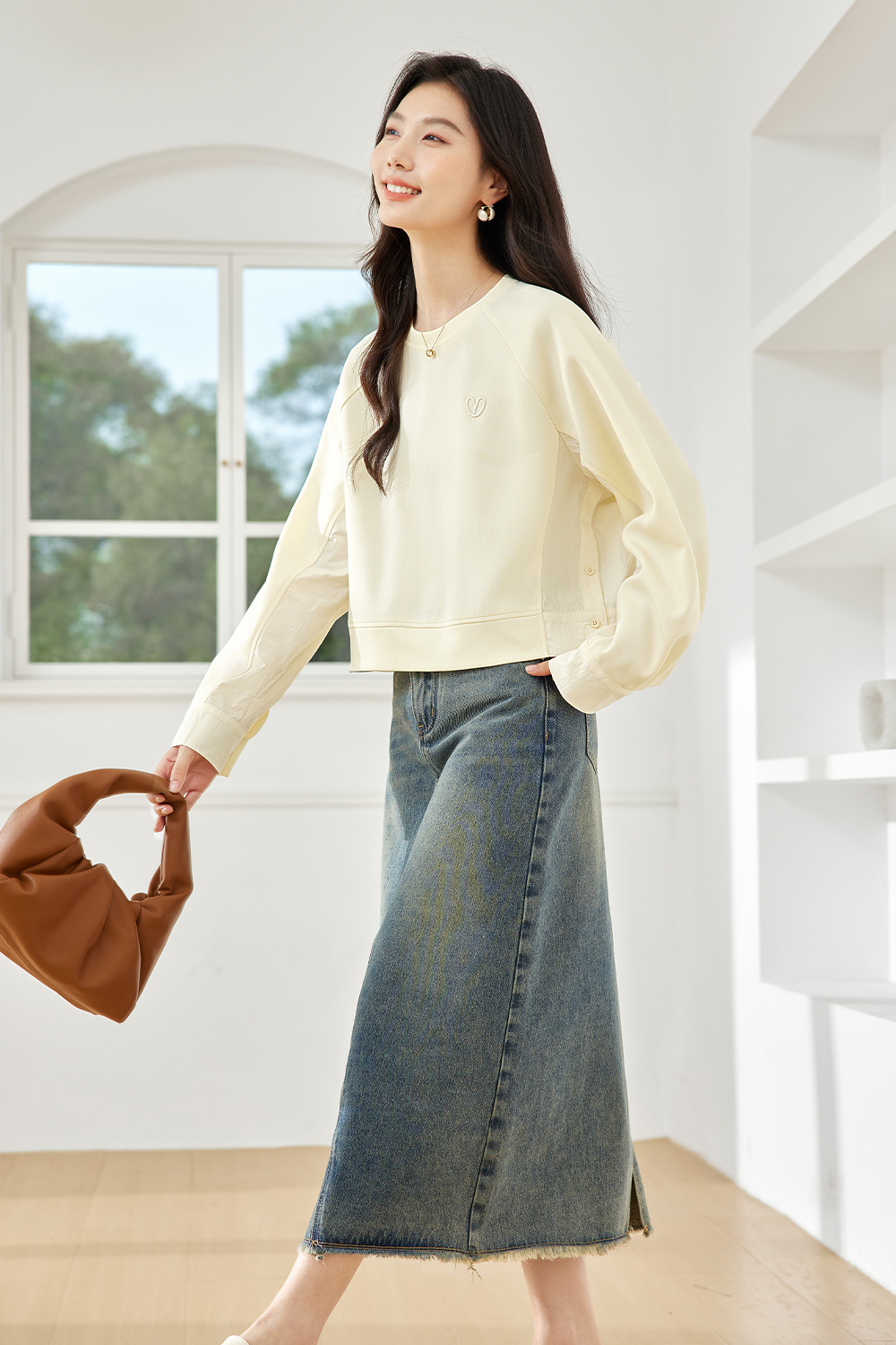 Simple Heart-Shaped Embroidered Sweatshirt-VIMLYSTORE