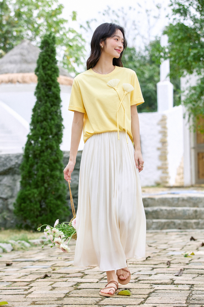 Three-Dimensional Handmade Flower-Decorated T-Shirt