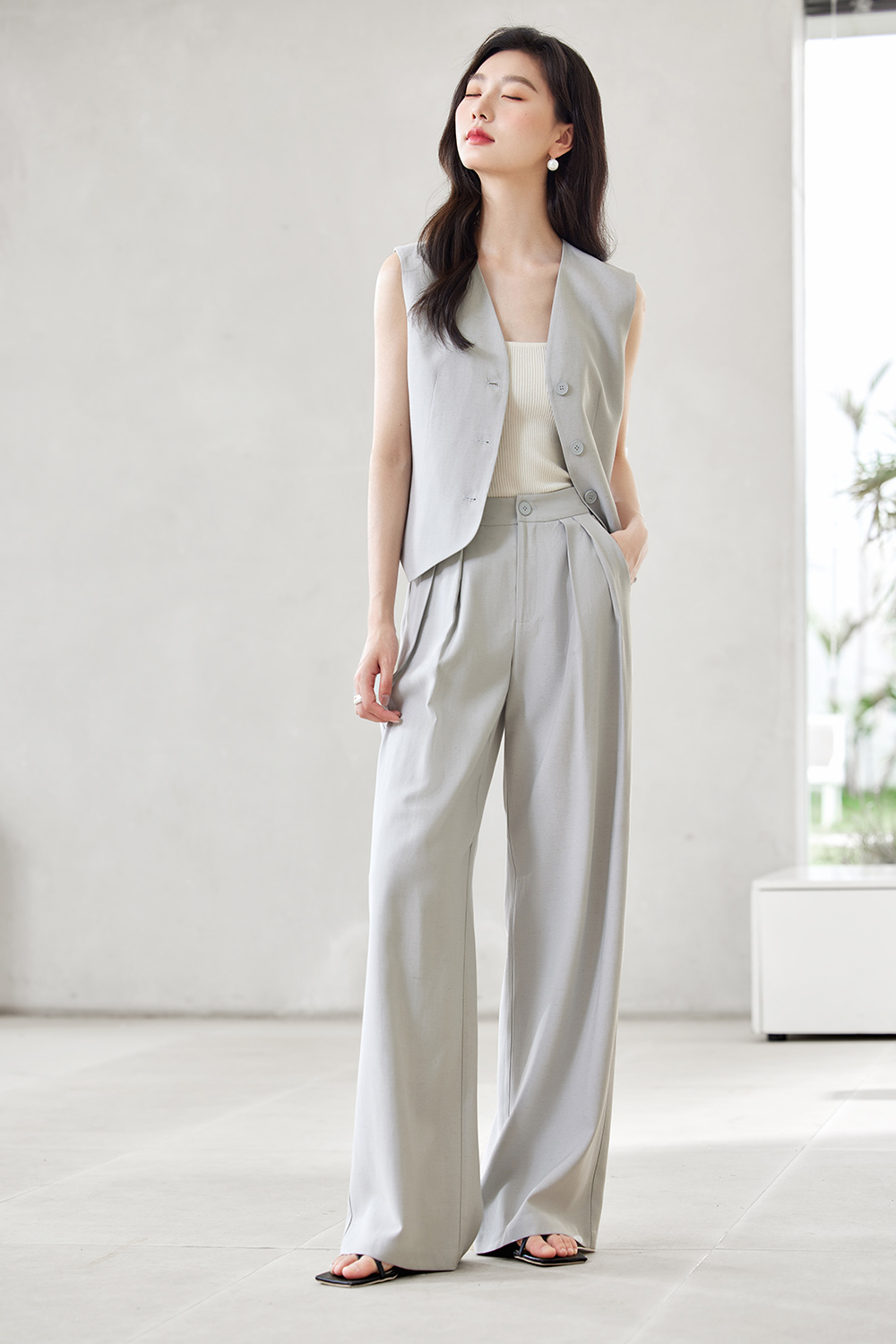 Sleeveless business commuting two-piece set