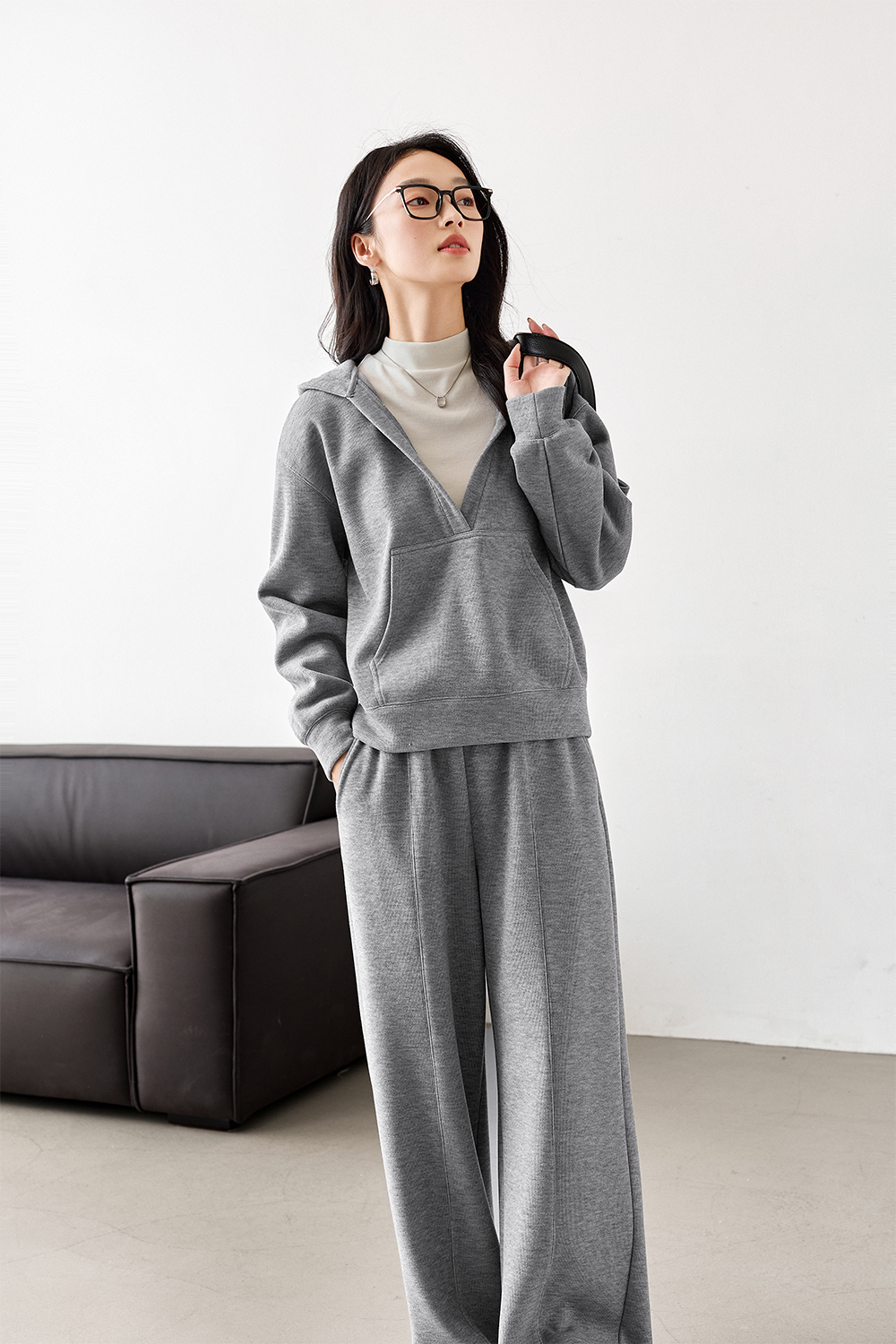 Fashionable casual V-neck suit