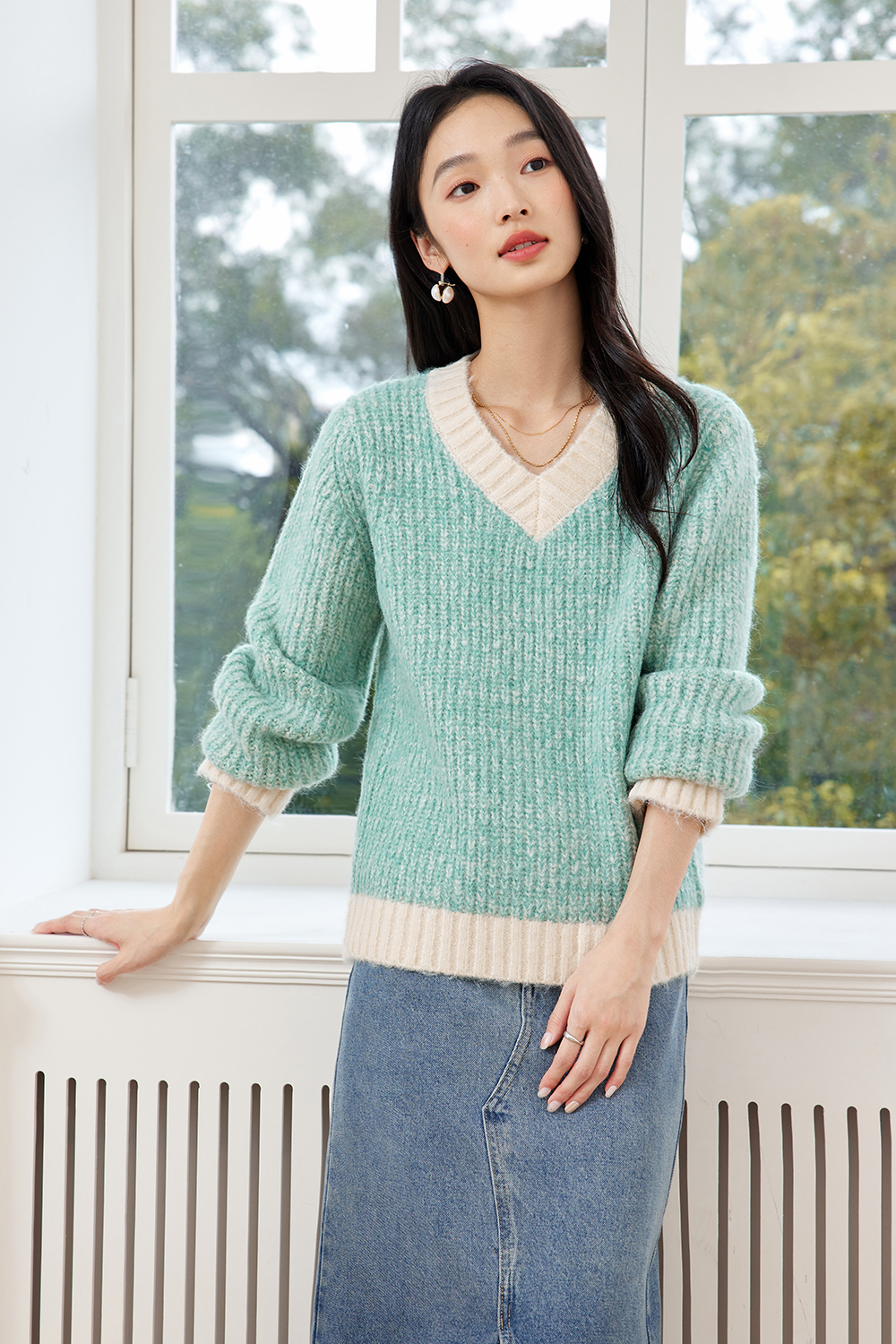 Gentle Contrasting Color V-Neck Knitted Sweater-VIMLYSTORE
