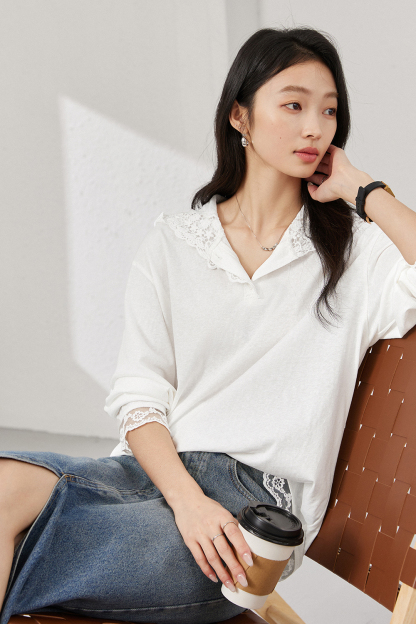 Lace-Decorated Hooded T-Shirt