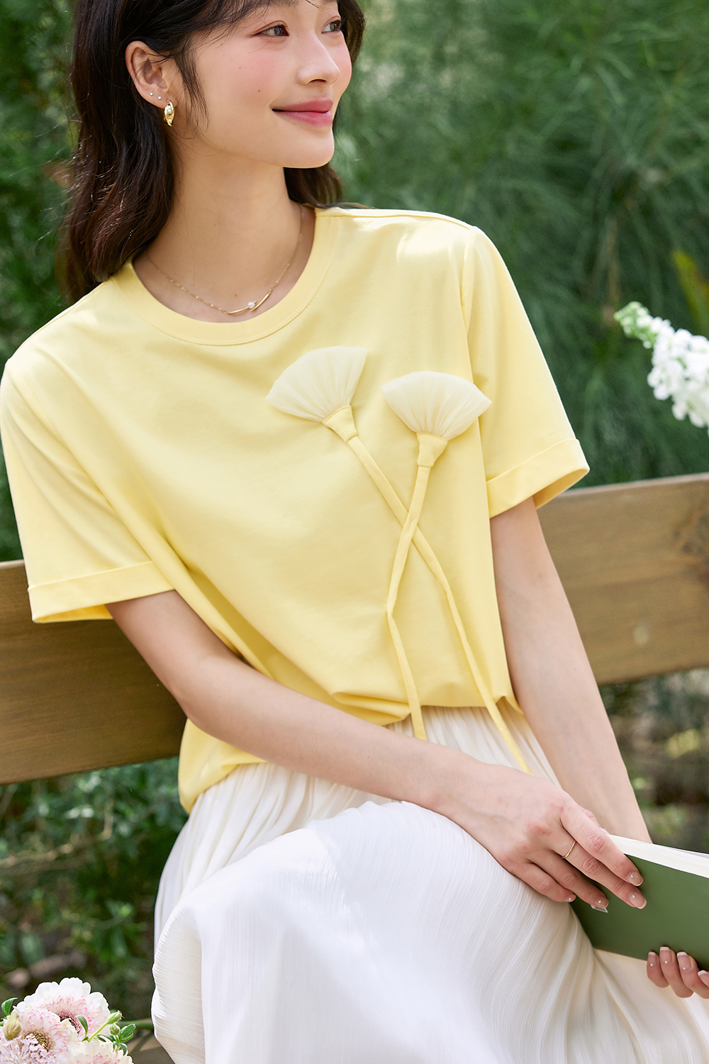 Three-Dimensional Handmade Flower-Decorated T-Shirt