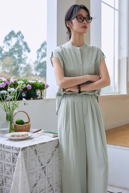 Comfortable Sleeveless Commuter Suit