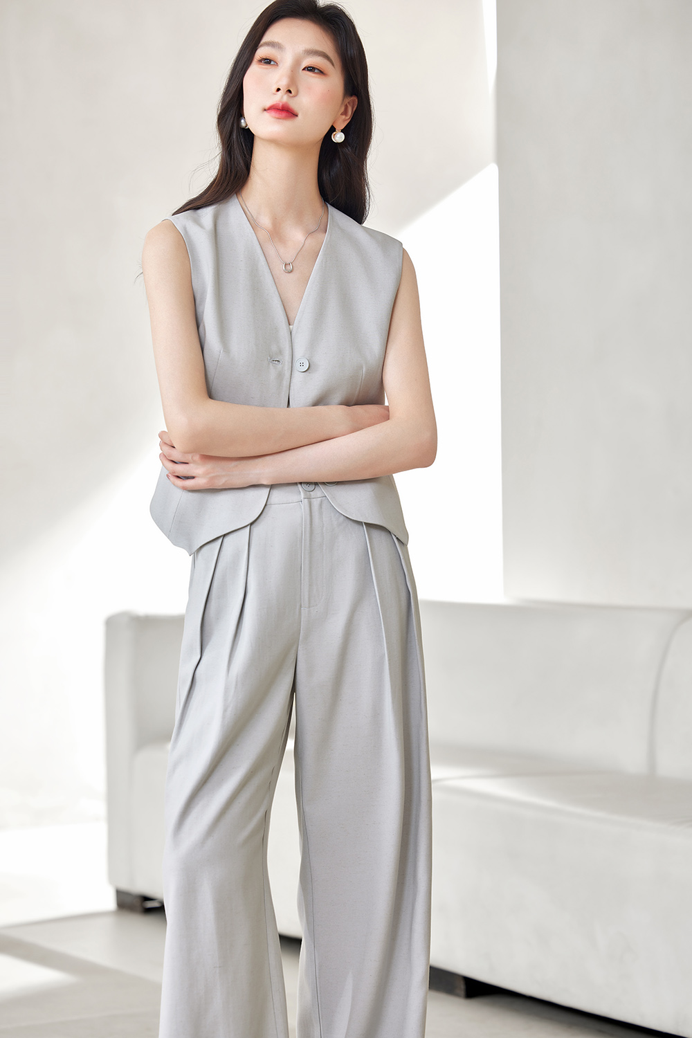 Sleeveless business commuting two-piece set