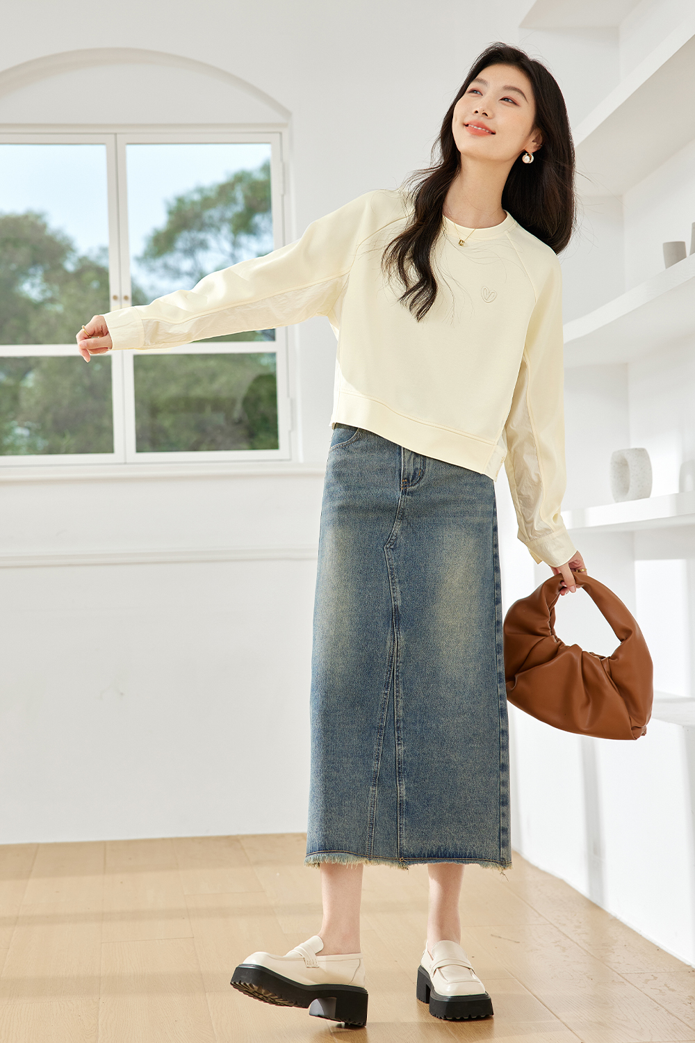 Simple Heart-Shaped Embroidered Sweatshirt-VIMLYSTORE