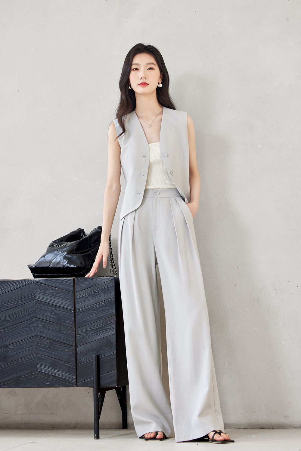 Sleeveless business commuting two-piece set