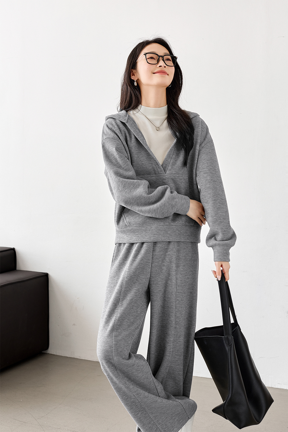 Fashionable casual V-neck suit