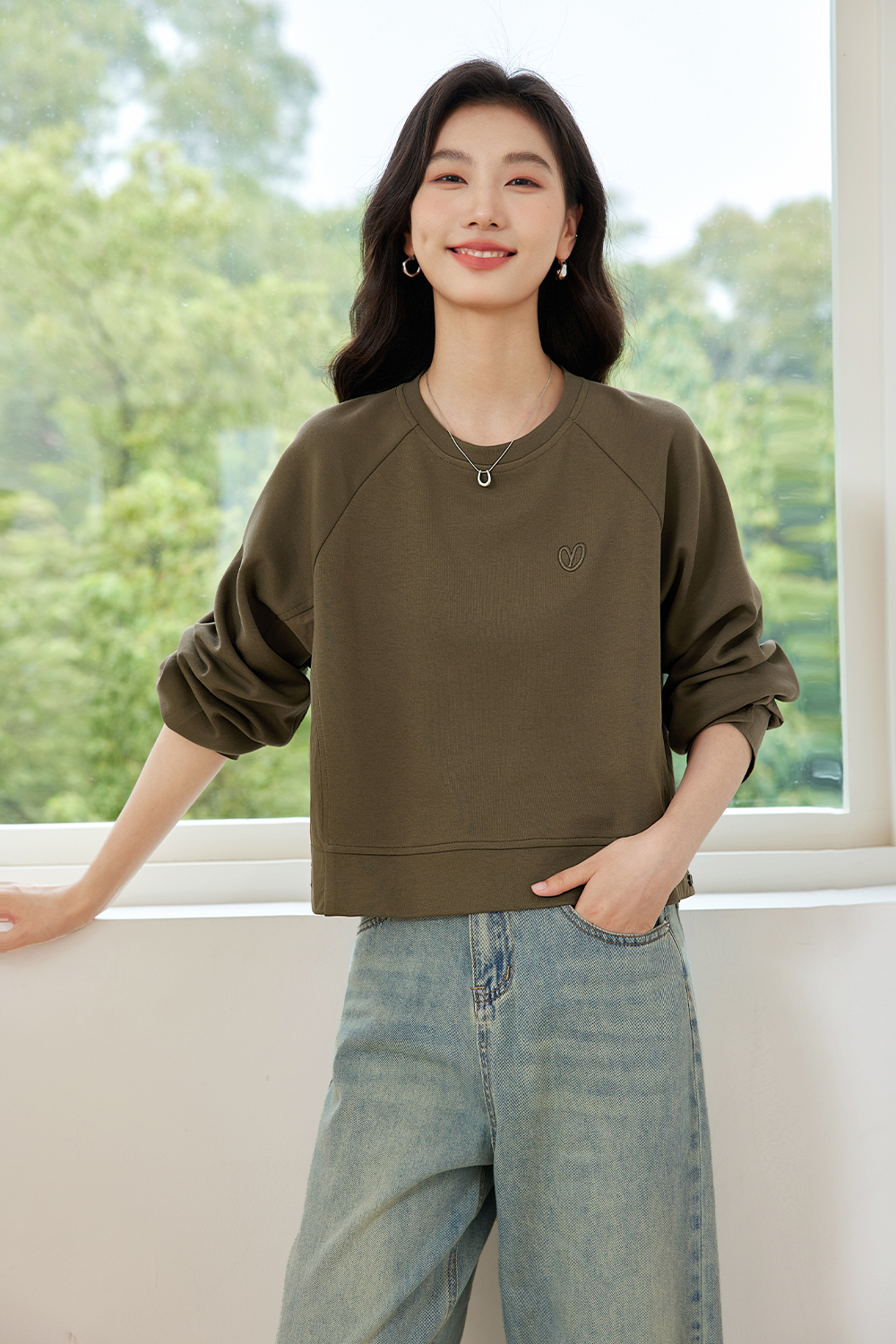 Simple Heart-Shaped Embroidered Sweatshirt-VIMLYSTORE