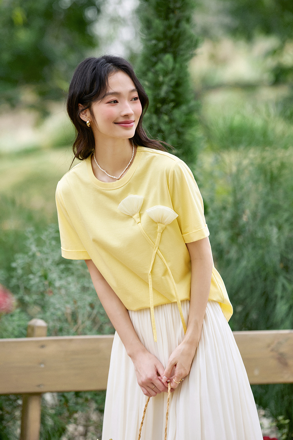 Three-Dimensional Handmade Flower-Decorated T-Shirt