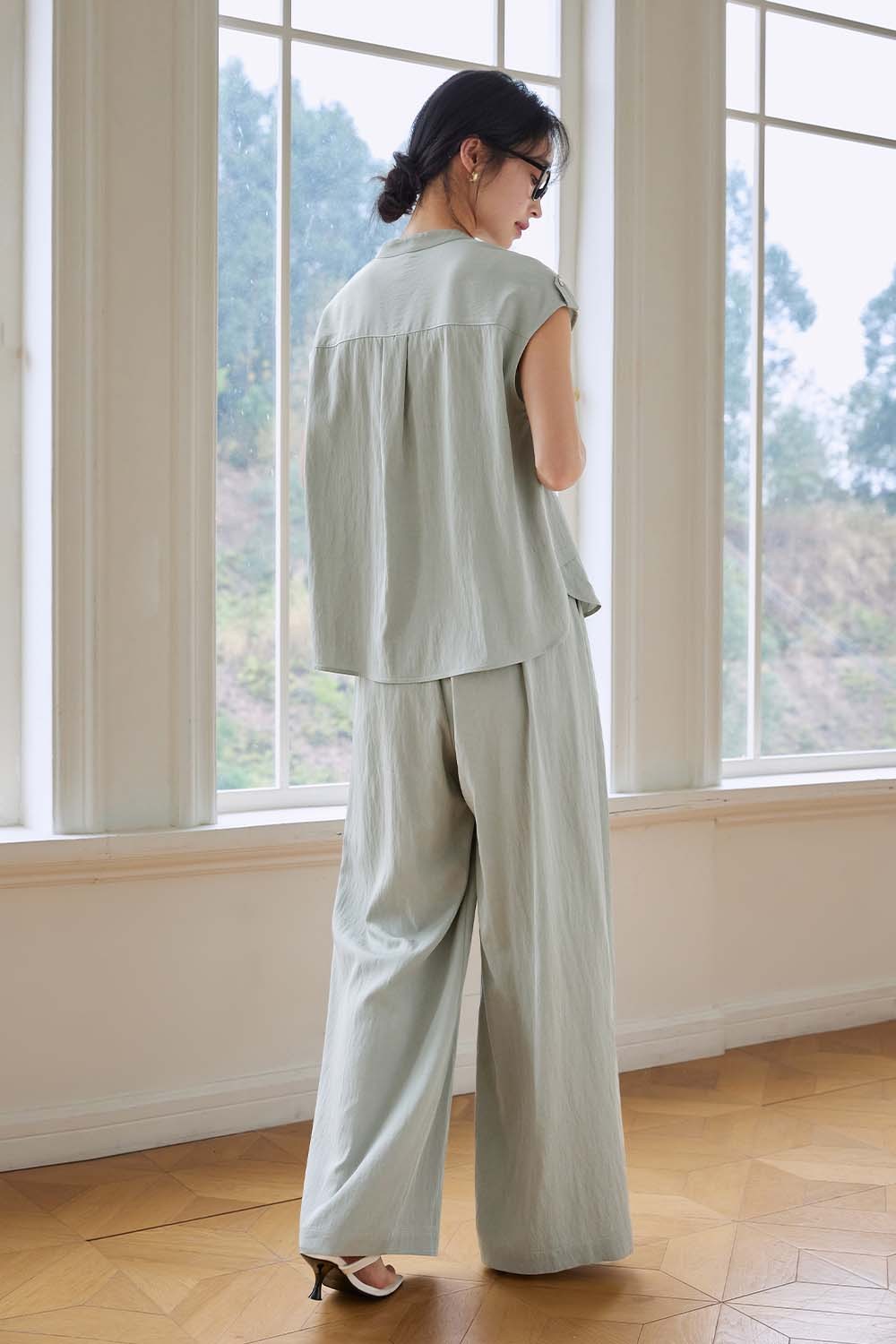 Comfortable Sleeveless Commuter Suit