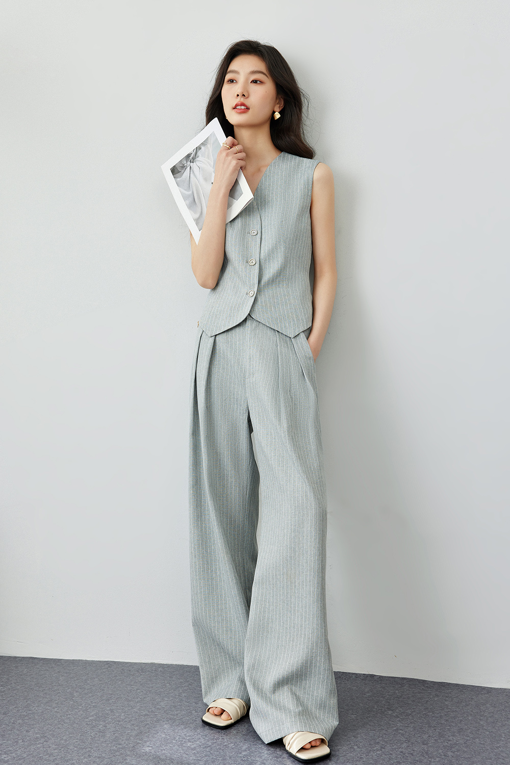 Sleeveless business commuting two-piece set