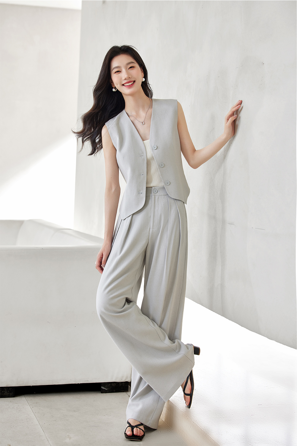 Sleeveless business commuting two-piece set