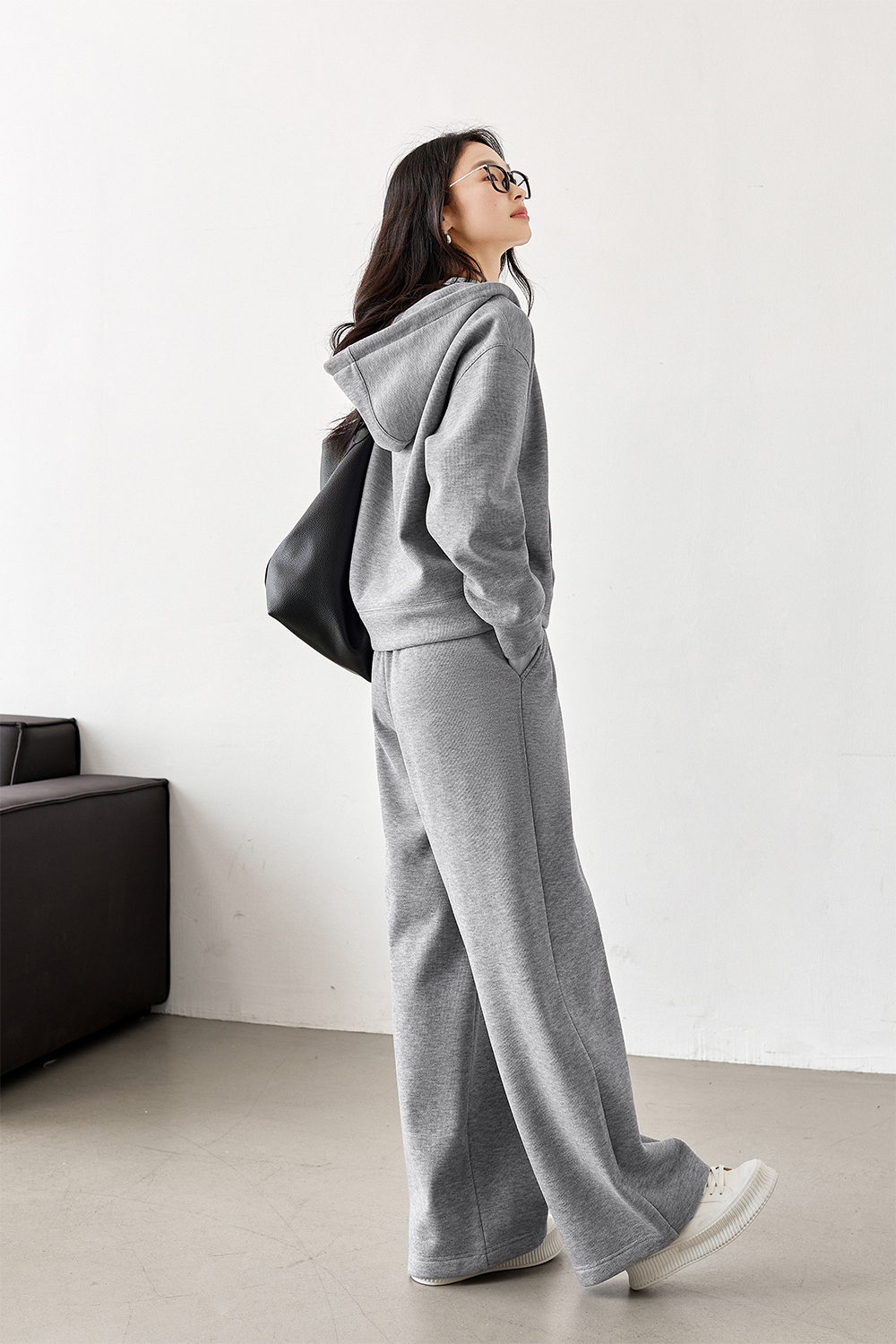 Fashionable casual V-neck suit