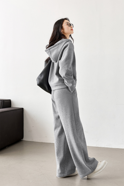 Fashionable casual V-neck suit