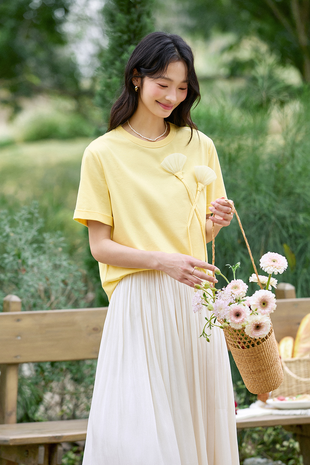Three-Dimensional Handmade Flower-Decorated T-Shirt