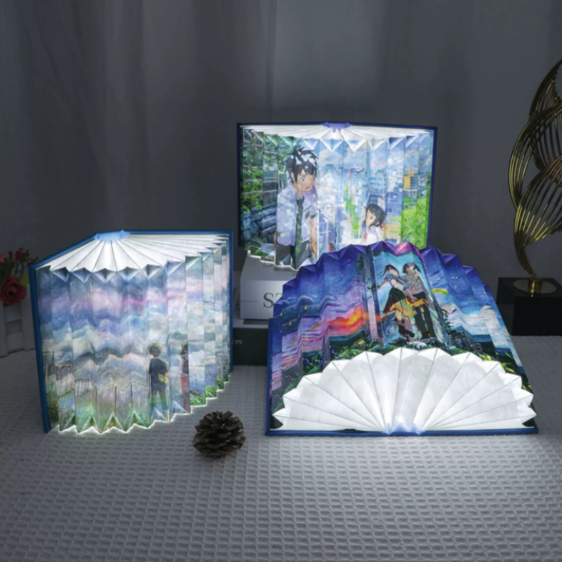 本の形をしたテーブルランプ《君の名は》