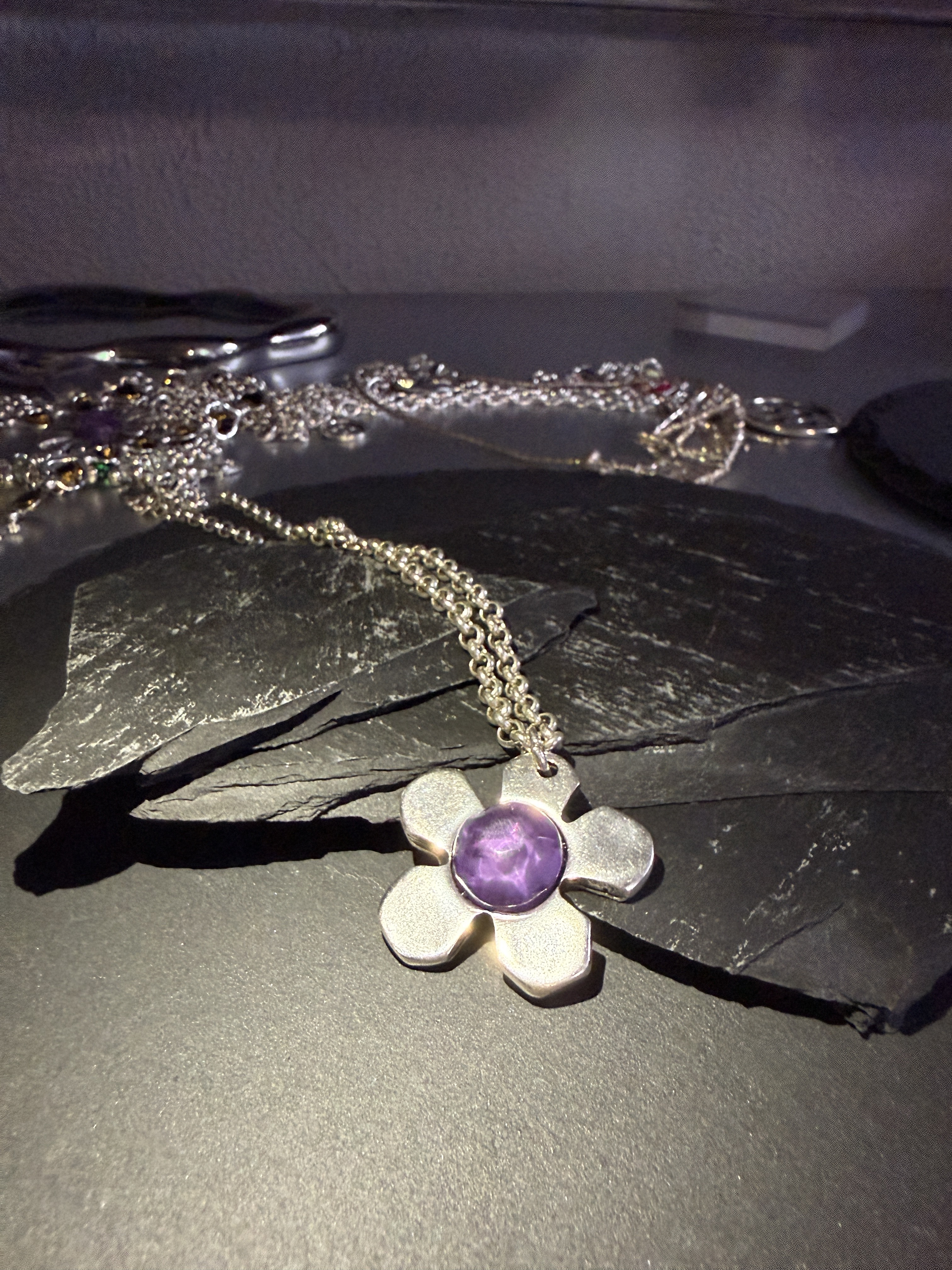 OTRO SLIVER FLOWER NECKLACE