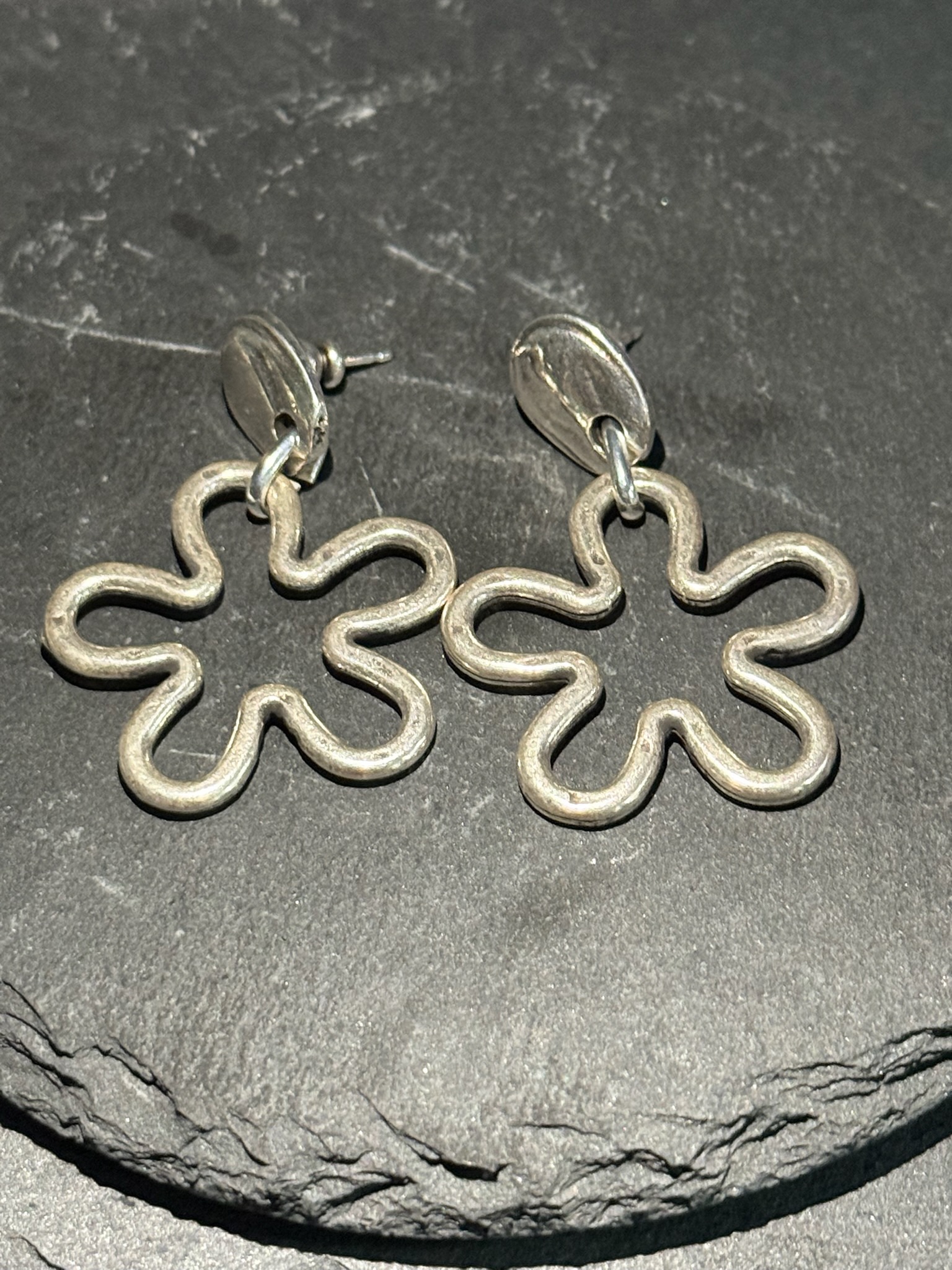 OTRO LINE FLOWER EARRING