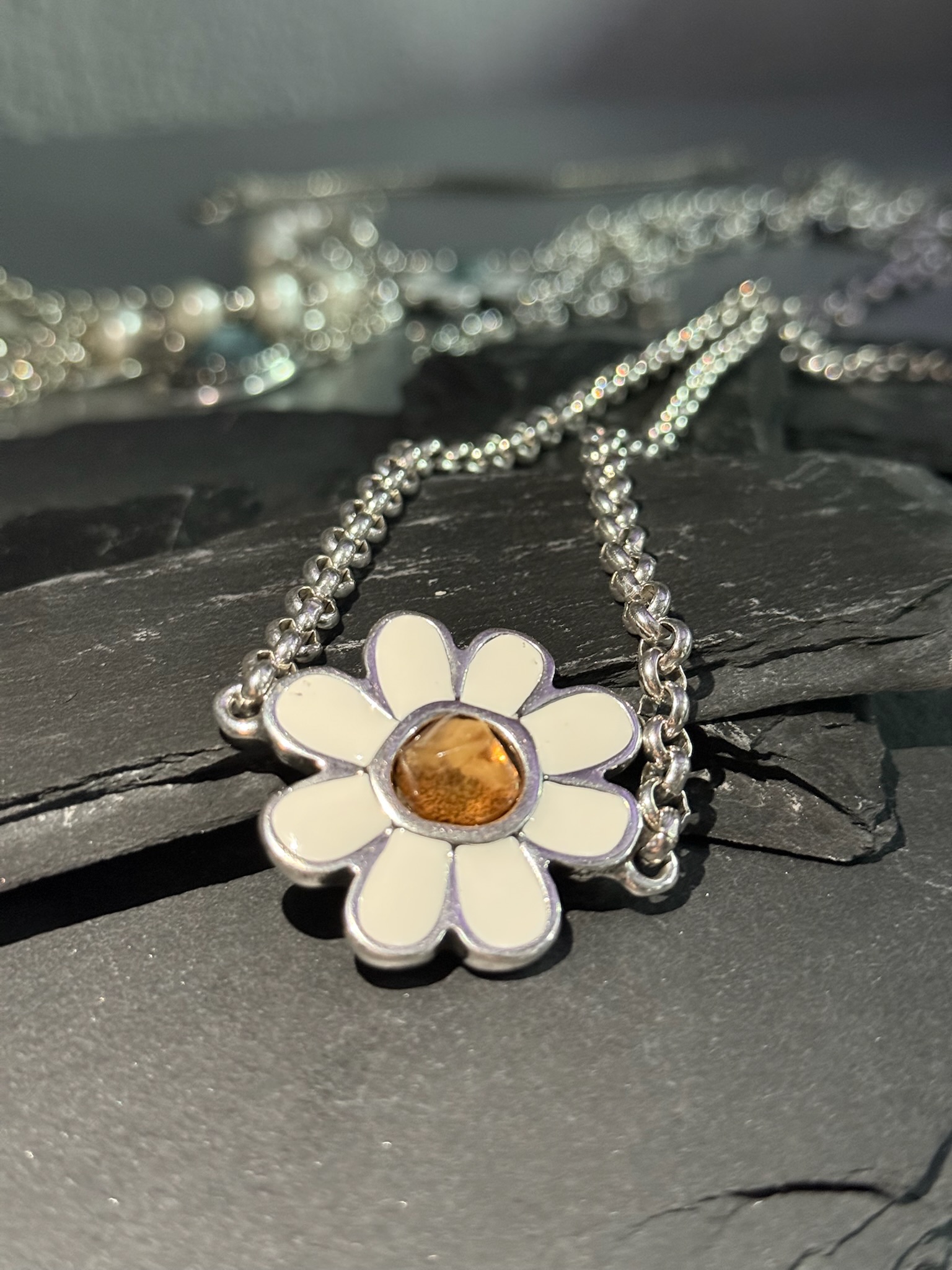 OTRO FLOWER IN MIDDLE CHOKER