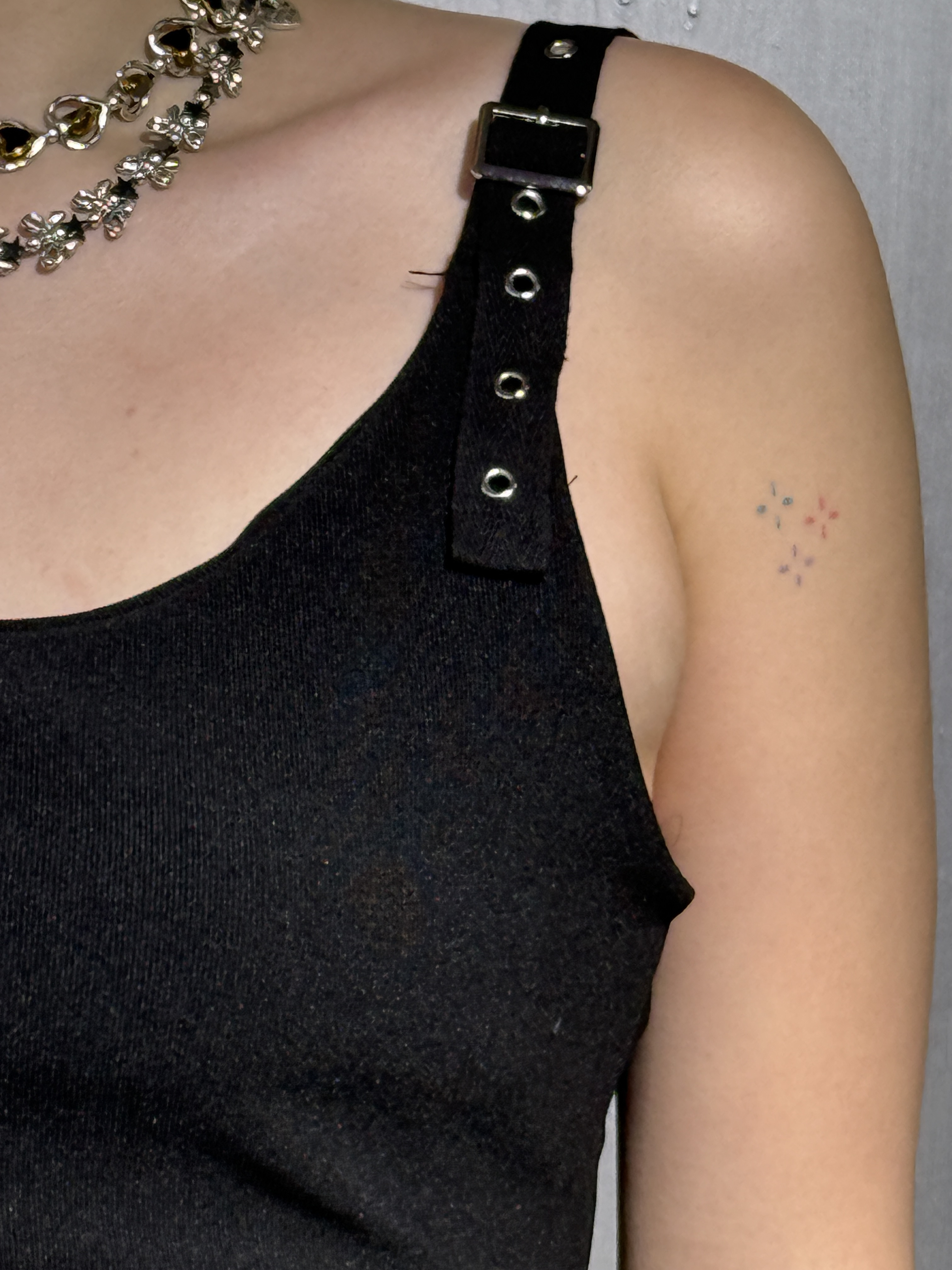 「 ✦LINE IN HOLE TOP✦ 」