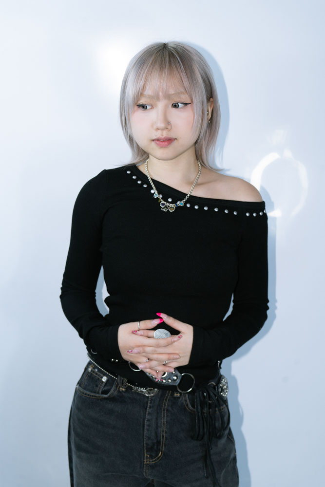 SLIVER PERAL IN LINE OFF SHOULDER