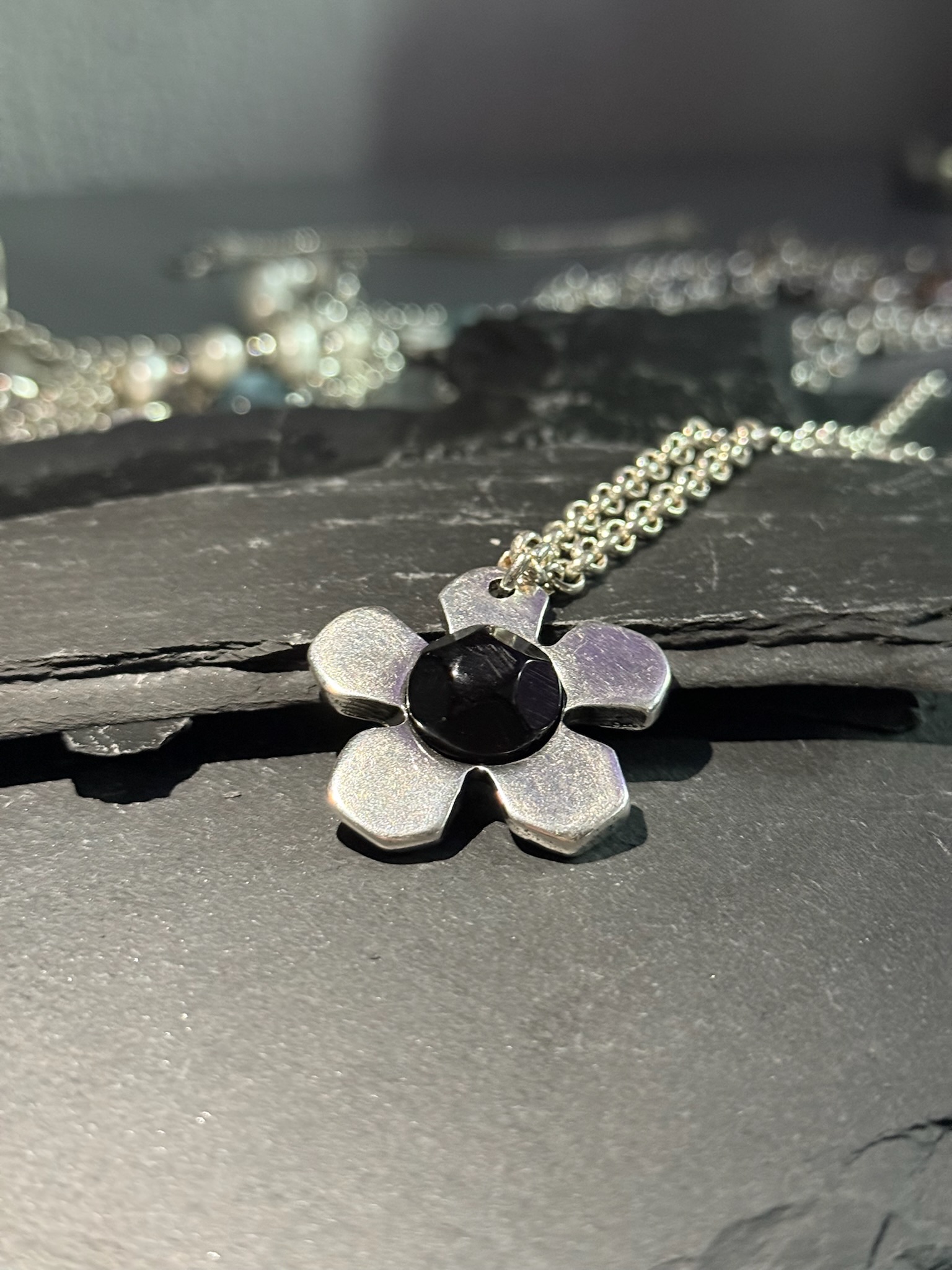 OTRO SLIVER FLOWER NECKLACE