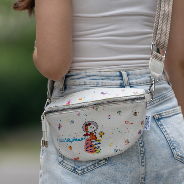 GALACTIC PLAYGROUND COLLECTION - SNOOPY & WOODSTOCK CROSSBODY BAG (WHITE)