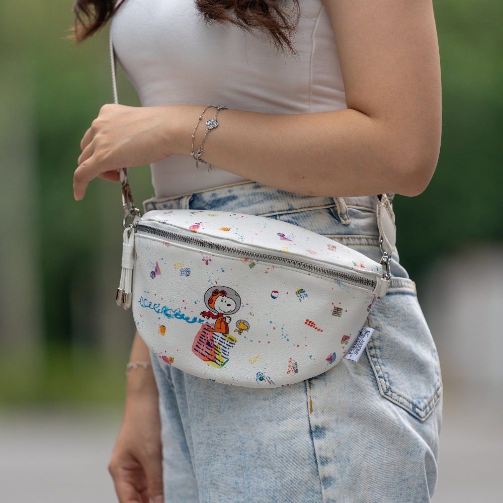 GALACTIC PLAYGROUND COLLECTION - SNOOPY & WOODSTOCK CROSSBODY BAG (WHITE)