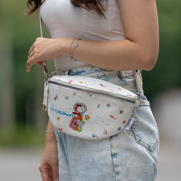 GALACTIC PLAYGROUND COLLECTION - SNOOPY & WOODSTOCK CROSSBODY BAG (WHITE)