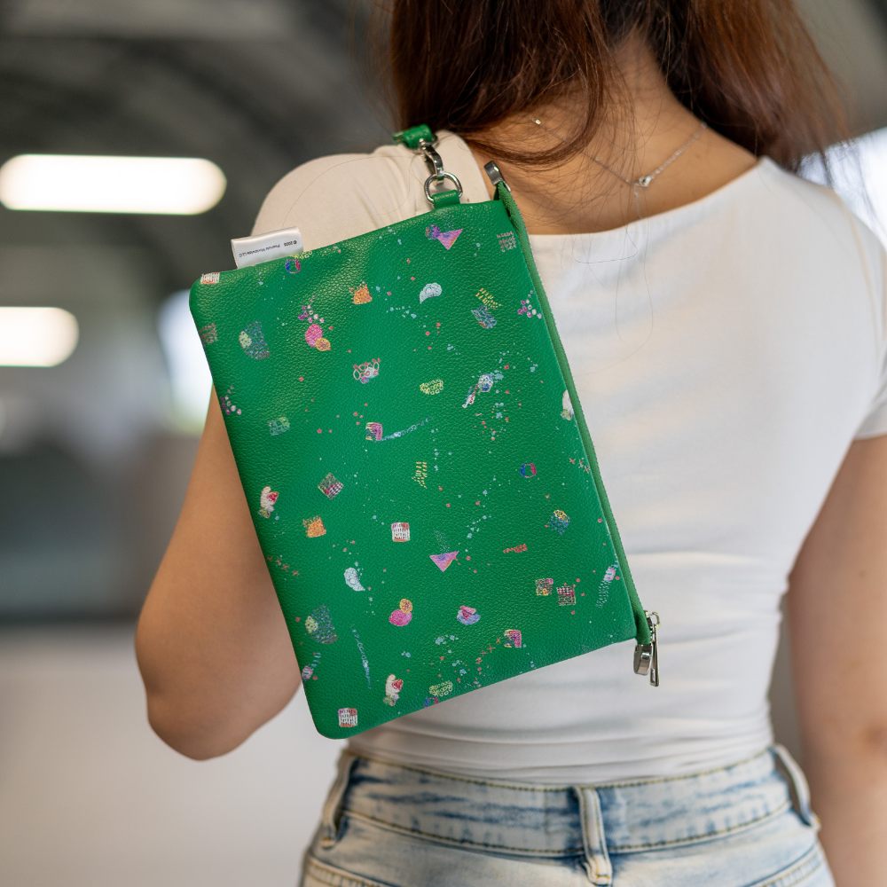 THE GALACTIC PLAYGROUND COLLECTION - SNOOPY & WOODSTOCK WRISTLET POUCH (FOREST GREEN)