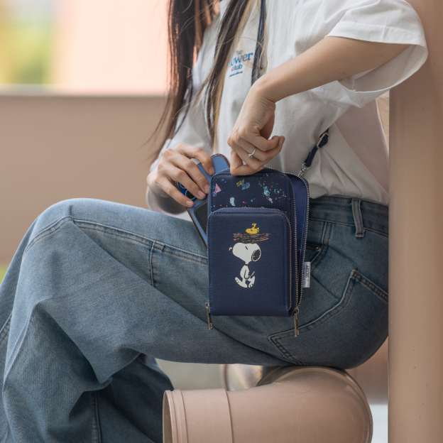 THE GALACTIC PLAYGROUND COLLECTION - SNOOPY & WOODSTOCK SLING WALLET (NAVY)