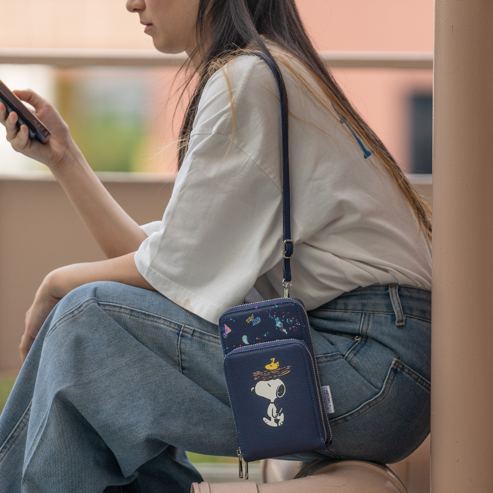 THE GALACTIC PLAYGROUND COLLECTION - SNOOPY & WOODSTOCK SLING WALLET (NAVY)
