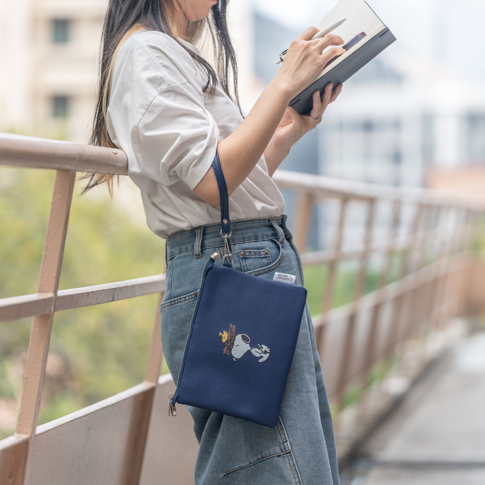 THE GALACTIC PLAYGROUND COLLECTION - SNOOPY & WOODSTOCK WRISTLET POUCH (NAVY)