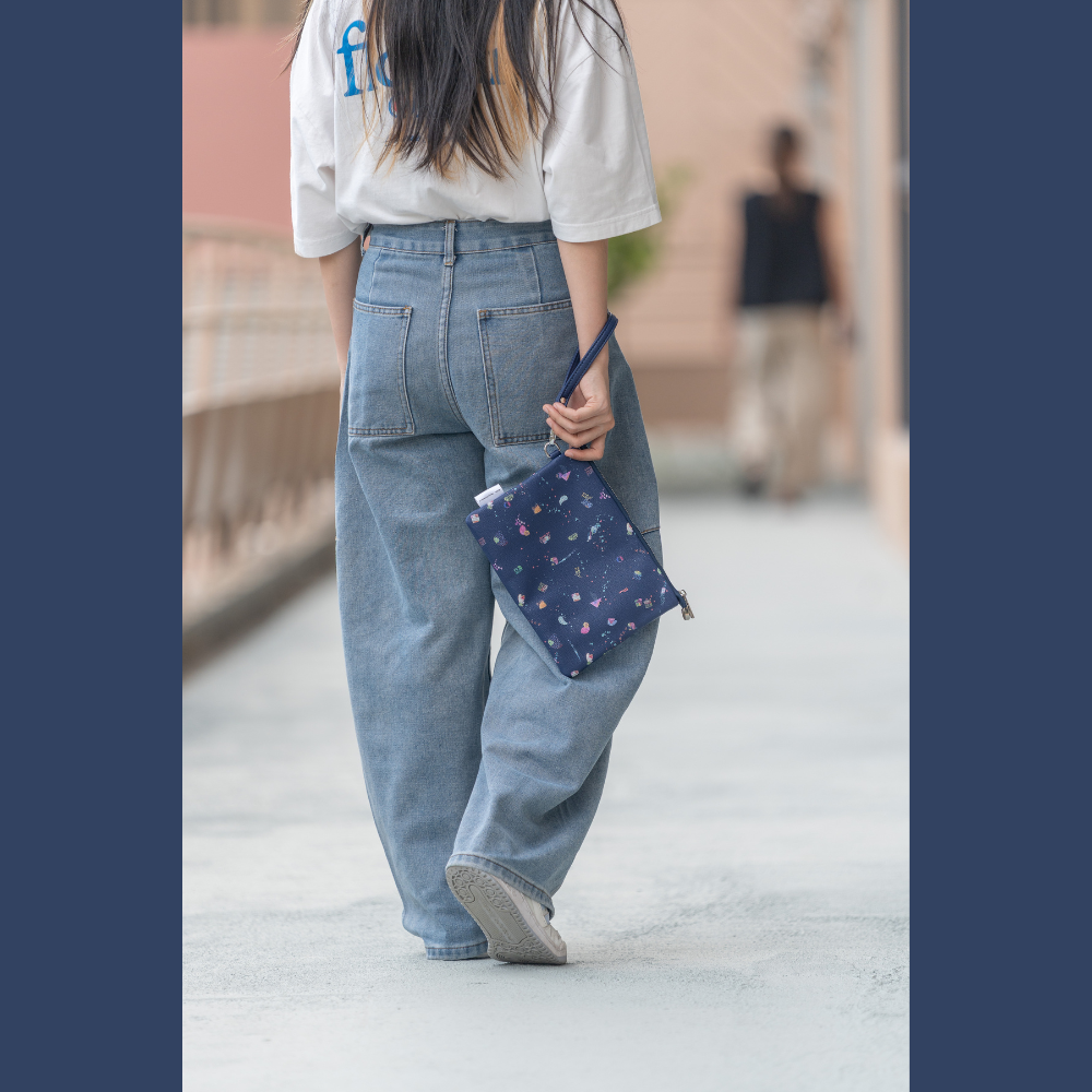 THE GALACTIC PLAYGROUND COLLECTION - SNOOPY & WOODSTOCK WRISTLET POUCH (NAVY)