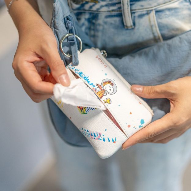 THE GALACTIC PLAYGROUND COLLECTION - SNOOPY & WOODSTOCK TISSUE HOLDER CHARM (WHITE)