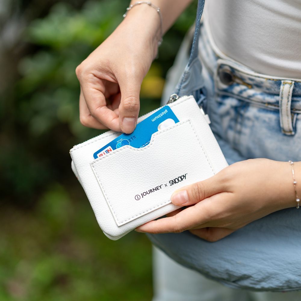 THE GALACTIC PLAYGROUND COLLECTION - SNOOPY & WOODSTOCK TISSUE HOLDER CHARM (WHITE)