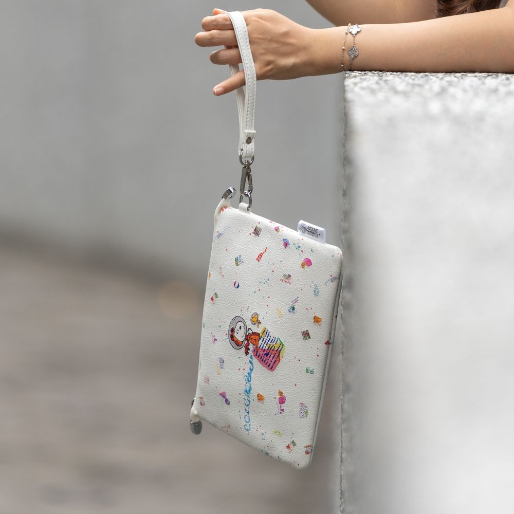 THE GALACTIC PLAYGROUND COLLECTION - SNOOPY & WOODSTOCK WRISTLET POUCH (WHITE)