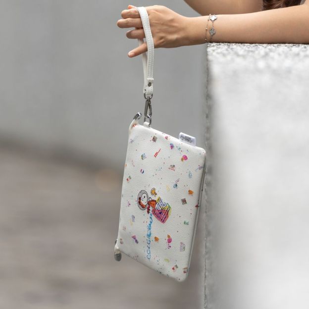 THE GALACTIC PLAYGROUND COLLECTION - SNOOPY & WOODSTOCK WRISTLET POUCH (WHITE)