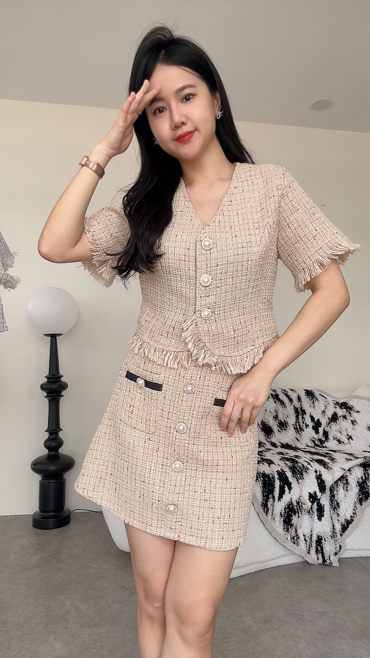 小香风珍珠扣短裙套装