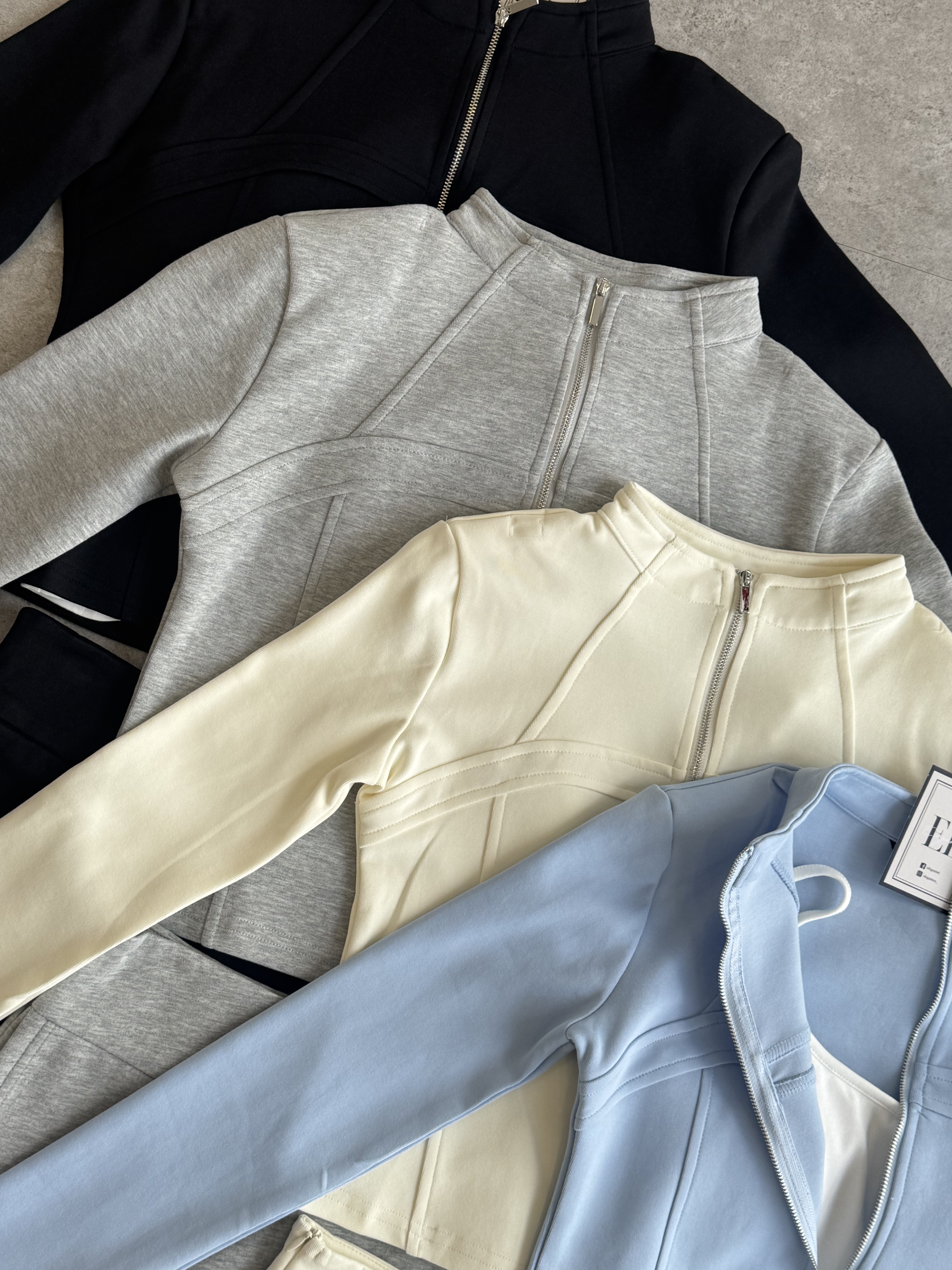 Sporty长袖外套裤裙三件式