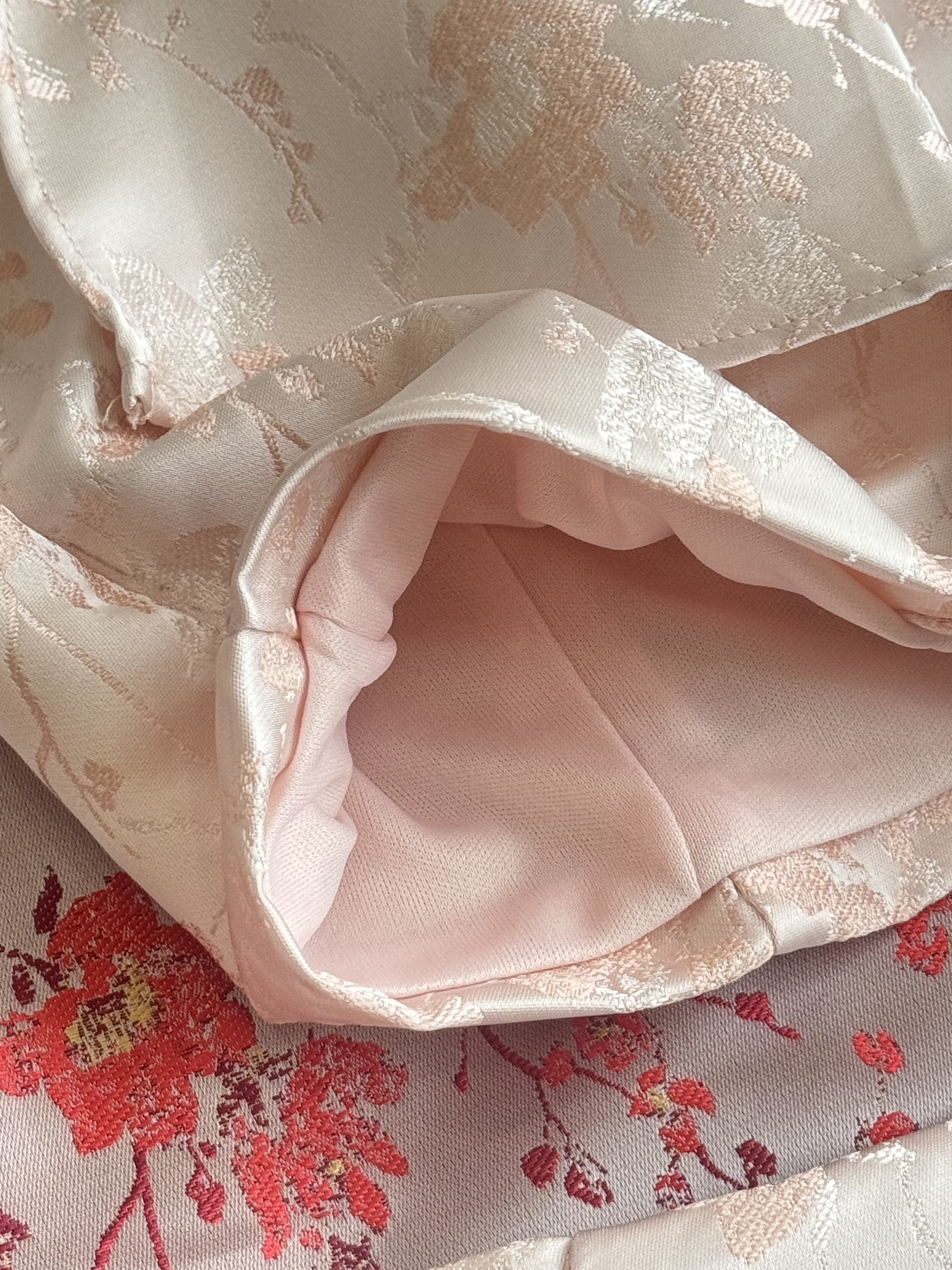 《新年》缎面刺绣领巾设计短裙套装