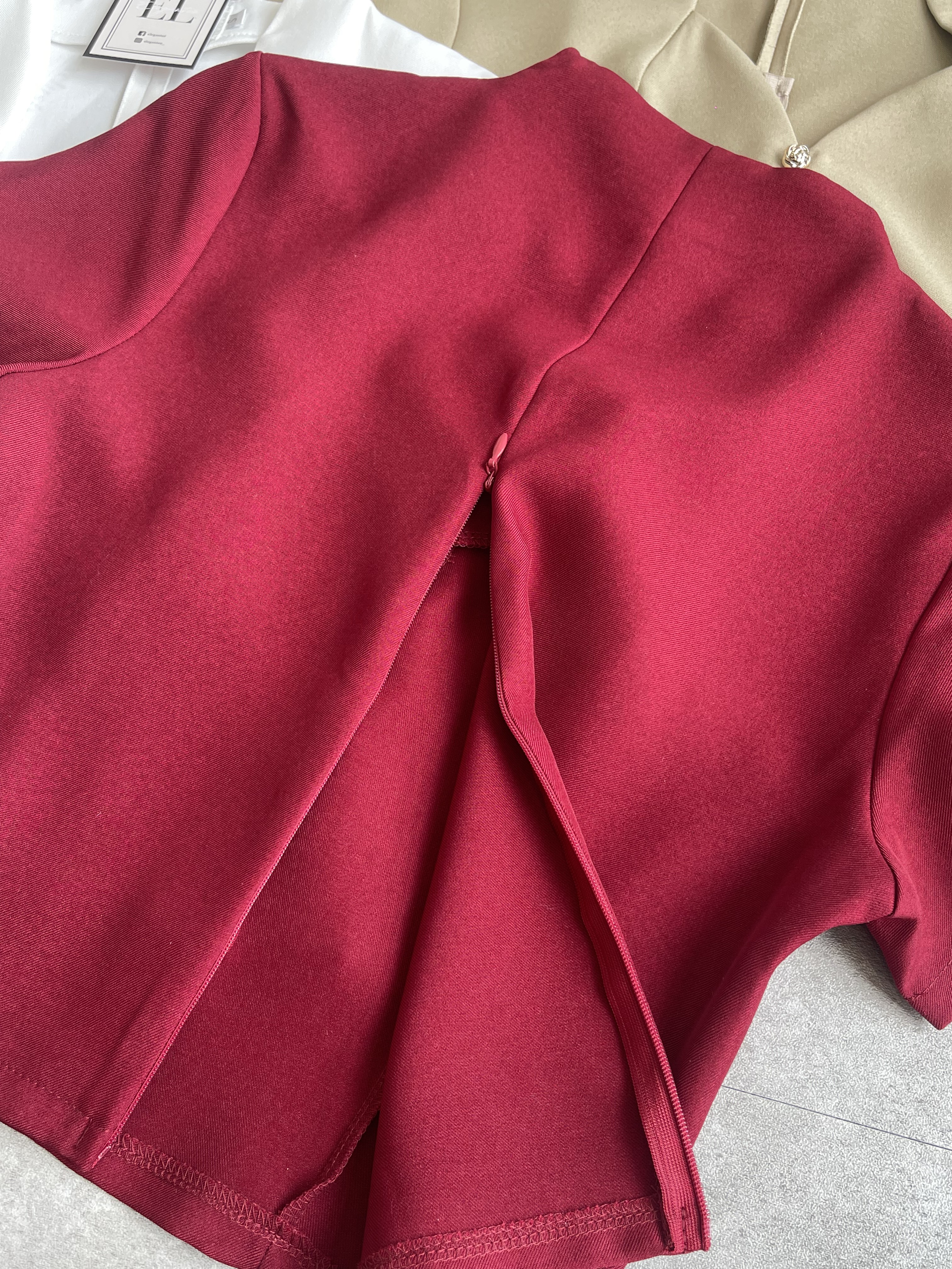 高雅菱形领短袖Top