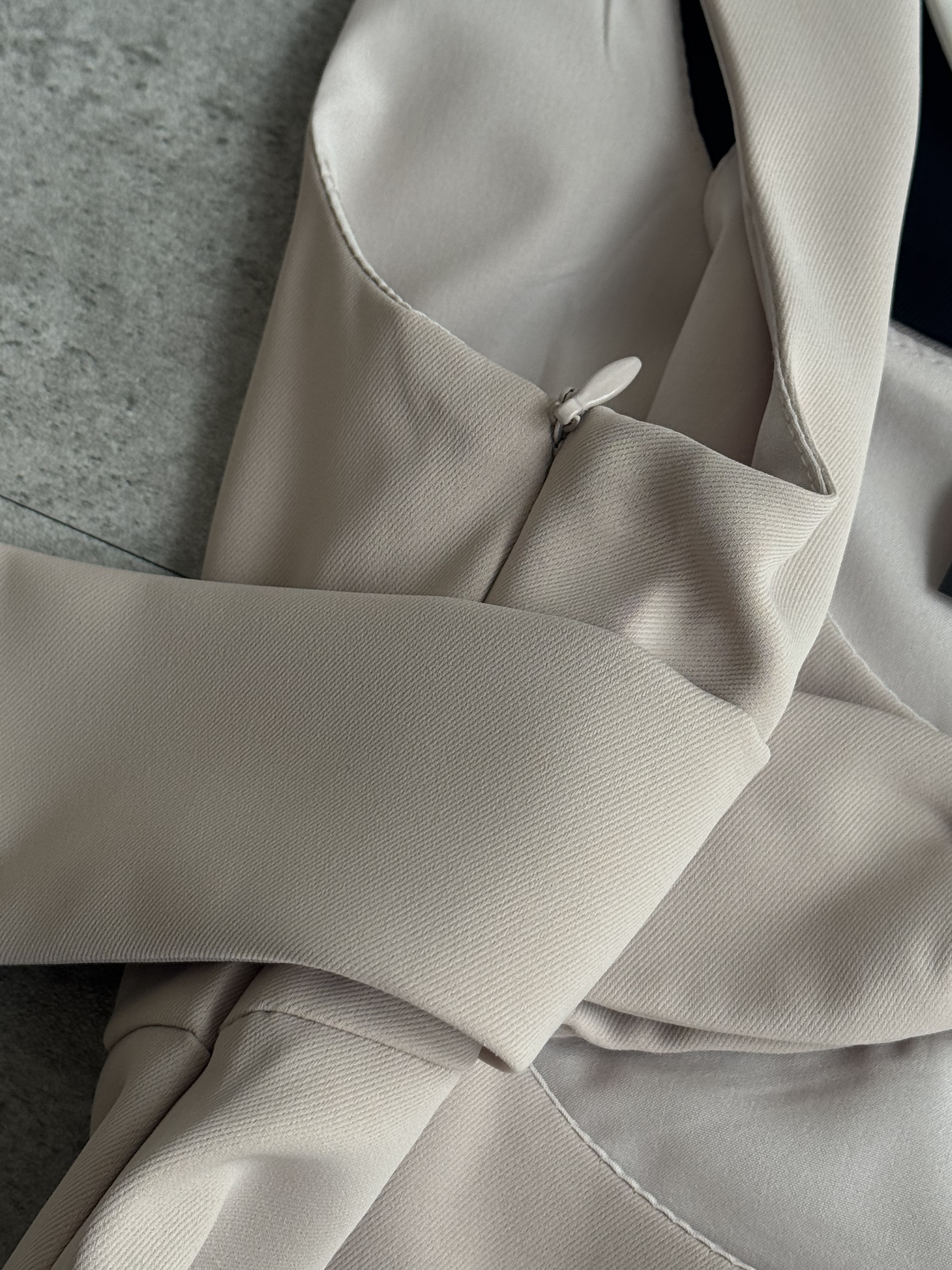 后背蝴蝶结滑面吊带上衣