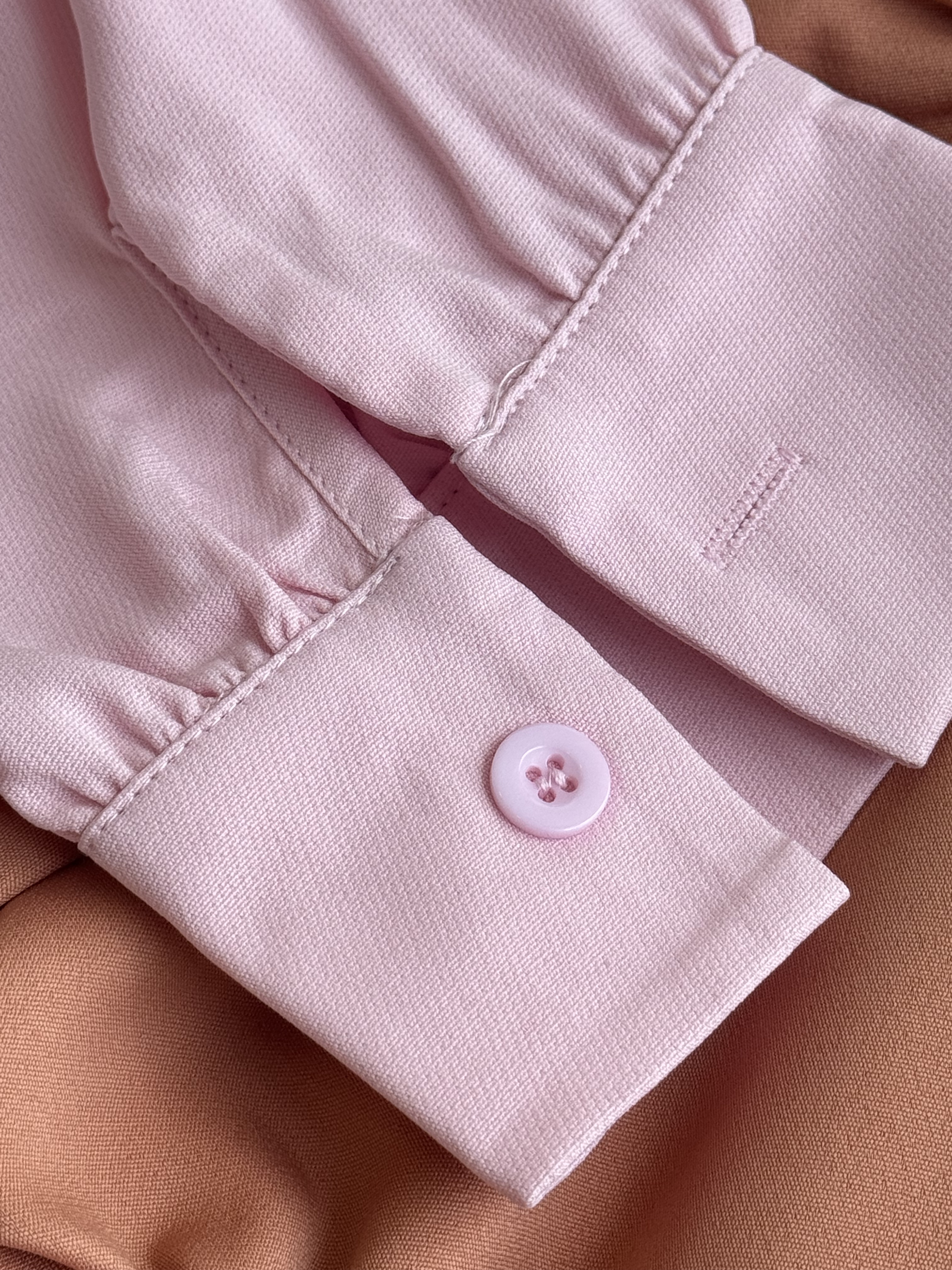 多层次折位尖领衬衫