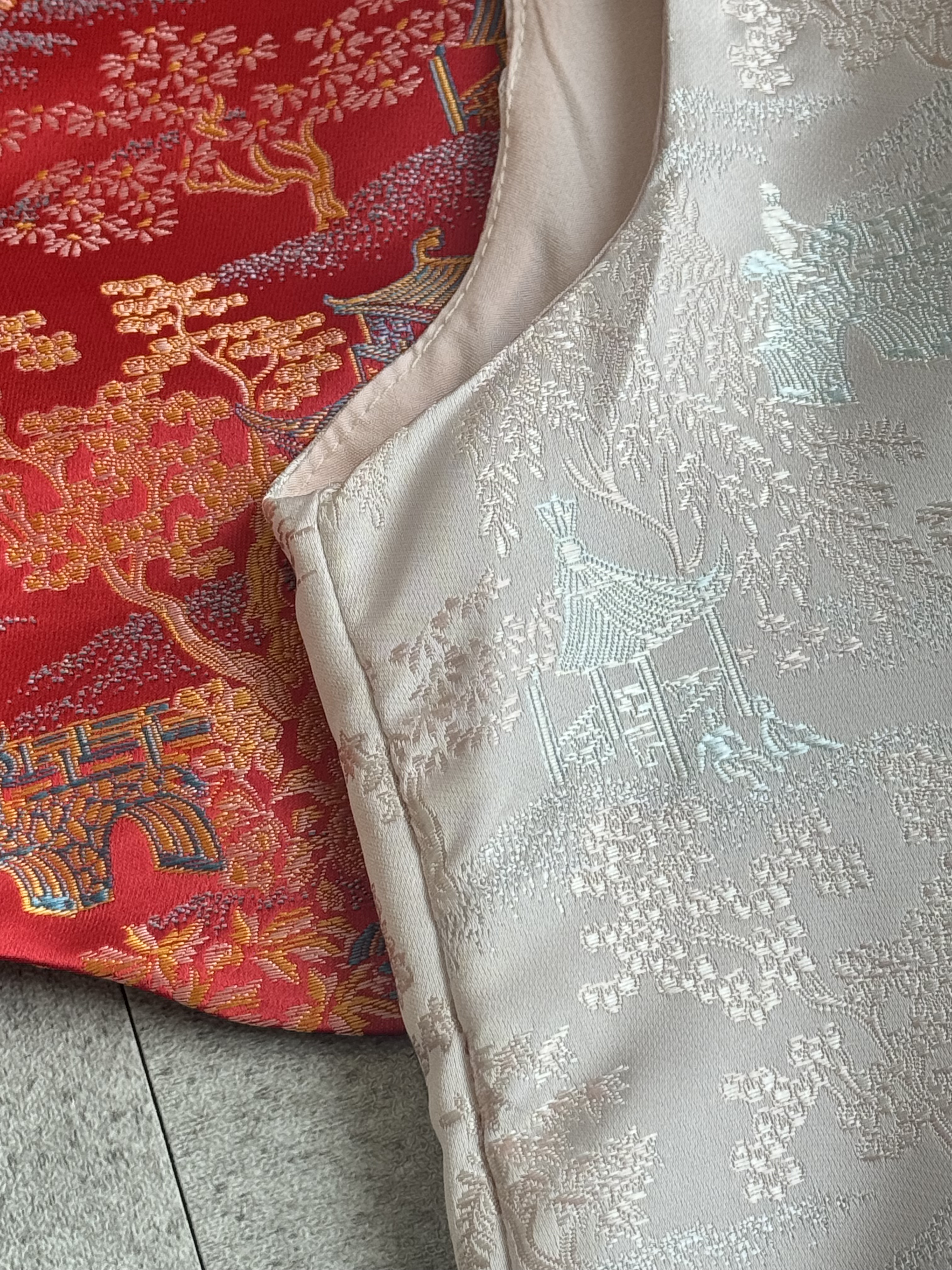 《新年》阁楼花园刺绣图马甲