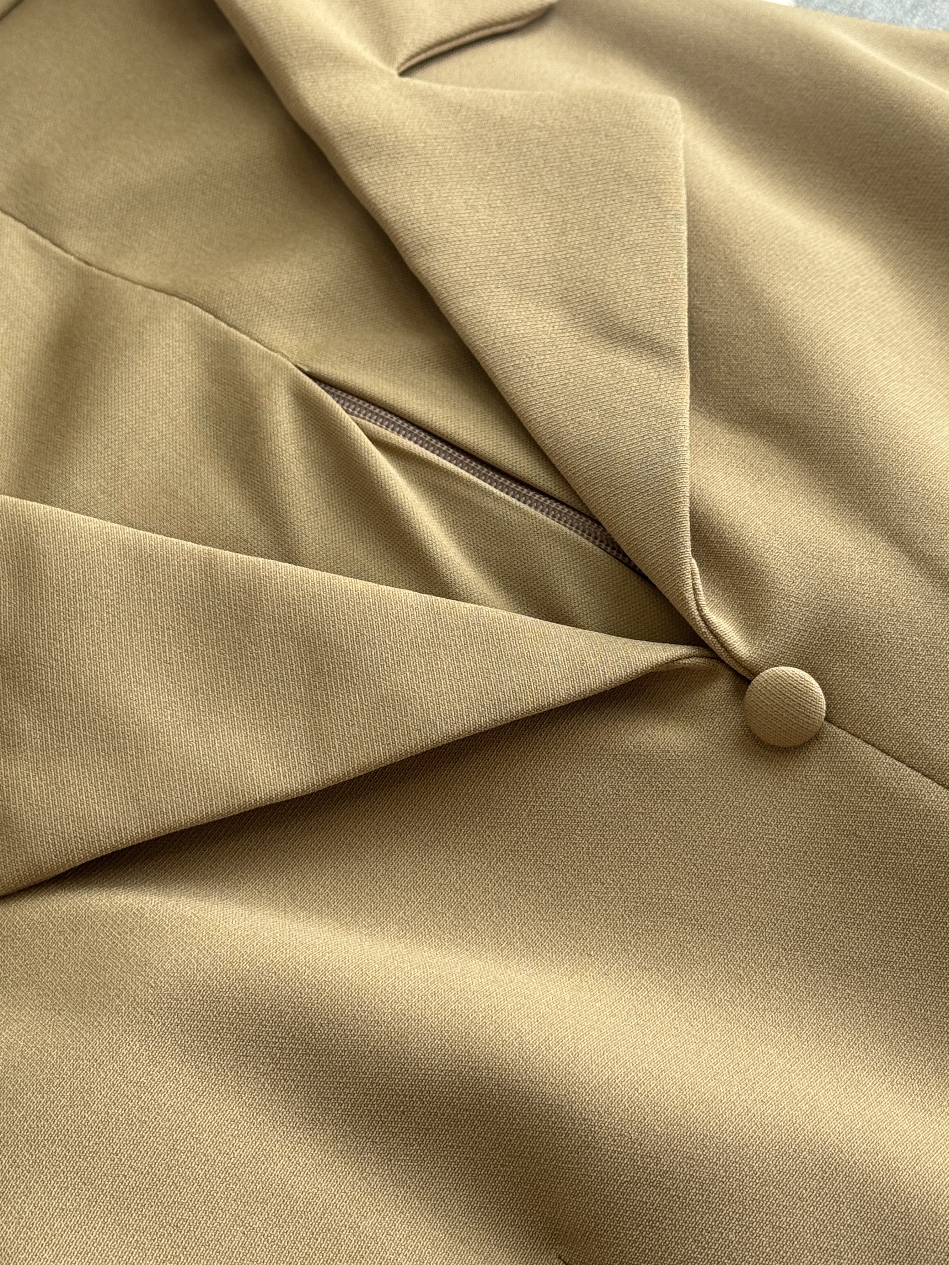 削肩式翻领马甲长裤套装